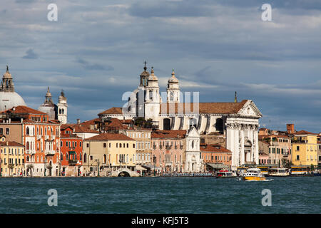 Stadt Venedig Italien. Malerischer Blick auf den Kanal Giudecca mit Fondamenta Zattere im Hintergrund. Stockfoto