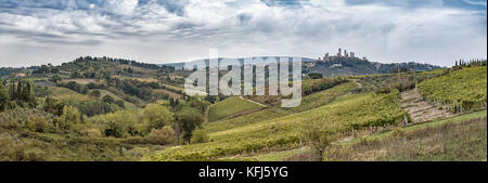 Schönen Hügeln mit Weinbergen in der Toskana mit UNESCO-Stadt San Gimignano in Italien Stockfoto