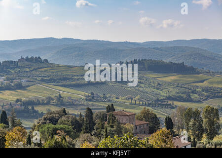 Blick auf das alte Steinhaus auf Hügeln mit Weinbergen in der Nähe von Castellina in Chianti in der Toskana in Italien Stockfoto