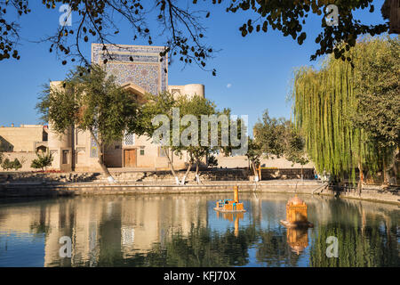 Teich lyabi Khauz mit Miniatur Sehenswürdigkeiten von Buchara und Nadir divan - beghi khanaka im Hintergrund Stockfoto