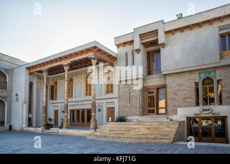 BUCHARA, USBEKISTAN - 19. OKTOBER 2016: Zwei Hotels im Stadtzentrum, neben Lyabi Khauz Stockfoto
