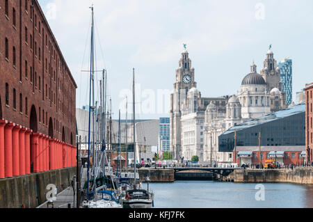 Albert Dock mit der Drei Grazien auf der Liverpool Waterfront im Hintergrund. Stockfoto