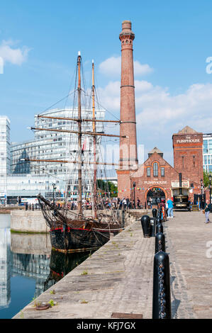 Der canning Dock mit restaurierten historischen Tall Ship Zebu und das Pumpenhaus Public House in Liverpools restaurierte Hafenviertel. Stockfoto
