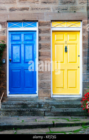 Blau und Gelb farbige Haustüren. Stockfoto
