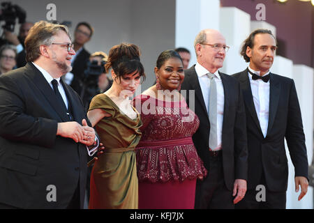 Guillermo del Toro, Sally Hawkins, Octavia Spencer, Richard Jenkins und Alexandre Desplat Besuchen die Premiere der Form von Wasser. © Paul Treadway Stockfoto