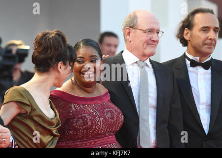 Sally Hawkins, Octavia Spencer, Richard Jenkins und Alexandre Desplat Besuchen die Premiere der Form von Wasser. © Paul Treadway Stockfoto