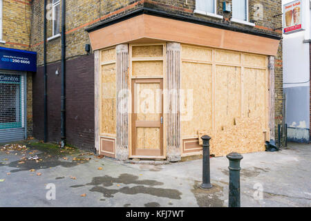 Eine leere Shop mit Brettern vernagelt, bevor sie wieder eingebaut. Stockfoto