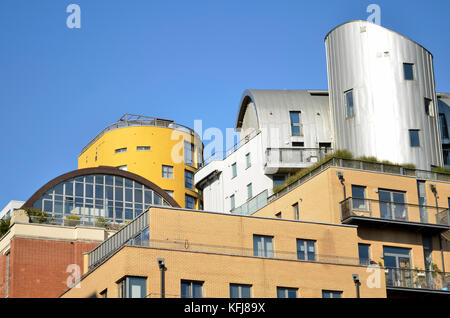 Aluminiumplattierung, an Gebäuden, auf Schloss Hof von Hopton Street, London, SE1, UK gesehen. Gelbe Turm von 43 Holland Straße hinter. Stockfoto