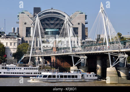 Golden Jubilee und Hungerford Brücken, Themse, London, UK. Mercuria Boot im Vordergrund und Charing Cross Station hinter sich. Stockfoto