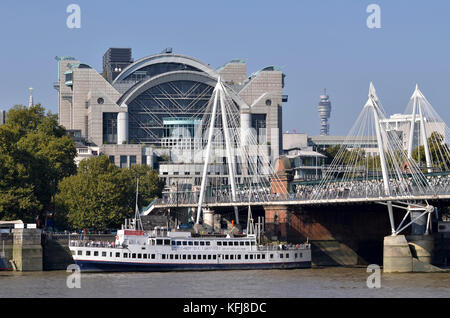 Golden Jubilee und Hungerford Brücken, Themse, London, UK. RS Hispaniola in den Vordergrund und Charing Cross Station hinter sich. Stockfoto