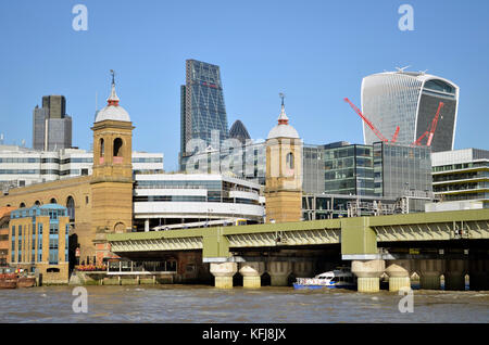 Cannon Street Station und Eisenbahnbrücke über die Themse, London, UK gesehen. Tower 42, des Leadenhall Building, und 20 Fenchurch Street hinter sich. Stockfoto