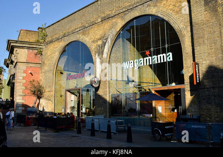 Nando's und Wagamama Restaurants, Clink Street Bahnhof Bögen, London, UK. Stockfoto