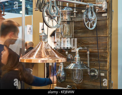 Moskau, Russland - Oktober 13, 2017: Internationale Ausstellung für Inneneinrichtung. Lampen mit Metall Lampenschirme. Stockfoto