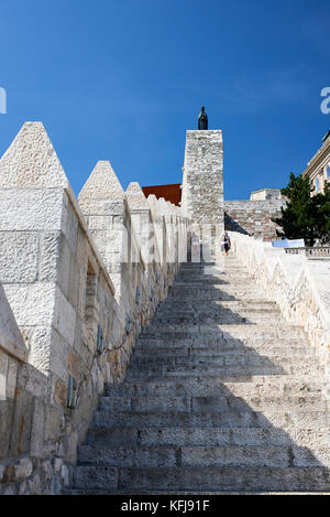 Treppe bis zu Schloss Buda; Jungfrau Maria Statue auf Schloss Wand Stockfoto