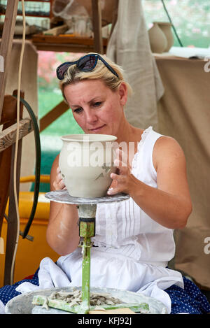 Jährliche kunsthandwerkermarkt an der Budaer Burg, Budapest, Potter Dekorieren ein tontopf Stockfoto