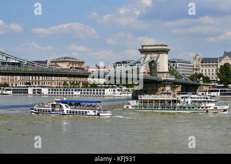 Kettenglied Széchanyi Lánchid Brücke über die Donau, Budapest - Mit cuise Schiffe auf dem Fluss (Ven Duna Ex Gulacs, Hableani) Stockfoto