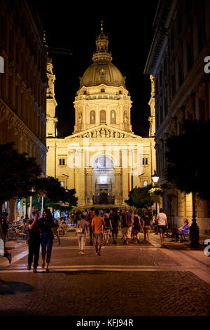 St Stephen's Basilica Budapest bei Nacht aus der Fußgängerzone gesehen Stockfoto