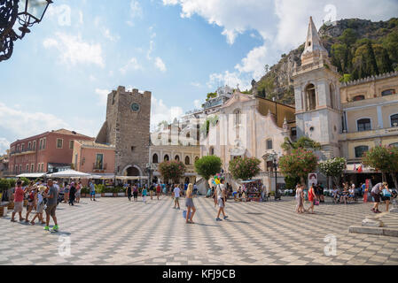 Taormina, Sizilien, Italien - 21, 2017 August: Touristen besuchen Piazza 9 Aprile - berühmten Marktplatz mit vielen Geschäften und Restaurants. Stockfoto