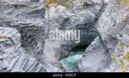 Basaltfelsen Formationen der Schlucht von Alcantara Flusses, Sizilien, Italien Stockfoto