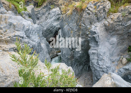 Basaltfelsen Formationen der Schlucht von Alcantara Flusses, Sizilien, Italien Stockfoto