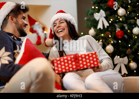 Mädchen mit Jungen genießen Sie Weihnachten Stockfoto