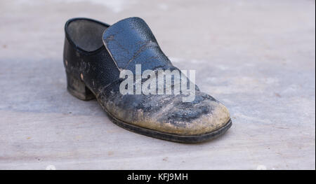 Eine alte abgenutzte des Menschen Schuh Stockfoto