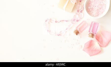 Aromatherapie. kleine Glasflaschen mit kosmetischen Öle. Badesalz. Stockfoto