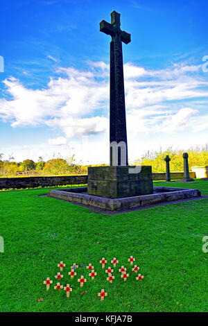 Steinkreuz der Durham Light Infantry mit Mohnblumen auf Holzkreuzen vor der Kathedrale von Durham Stockfoto