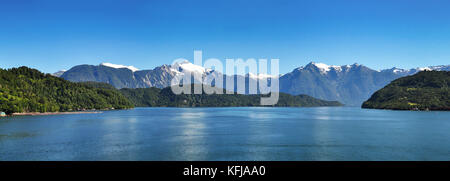 Schöne Panoramasicht auf chilenischen Fjorde: aysen Fjord und Puerto Chacabuco Umgebung, Patagonien, Chile, Südamerika. Stockfoto