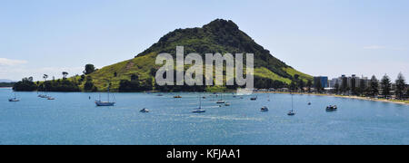 Panoramablick auf Mount Maunganui in Tauranga. Tauranga ist eine Hafenstadt in der Bucht von viel Region auf der Nordinsel von Neuseeland. Stockfoto