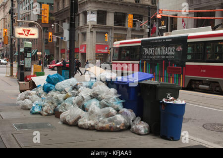 Stapel von Müll auf der Straße in der Innenstadt von Toronto Stockfoto