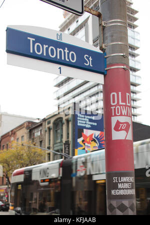 Toronto, Kanada - 29. Oktober 2017: Toronto Street Pole Schild in Downtown Toronto Stockfoto