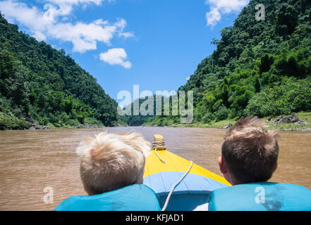 SUVA, VITI LEVU, FIDSCHI-28. NOVEMBER 2016: Touristen, die mit dem Langboot Kanu den Navua River mit üppigem tropischem Regenwald in Suva, Fidschi, fahren Stockfoto