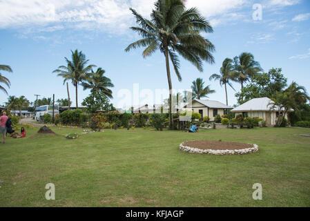 SUVA, VITI LEVU, FIDSCHI-28. NOVEMBER 2016: Abgelegenes Dorf mit Architektur, Touristen und Palmen in Suva, Fidschi Stockfoto