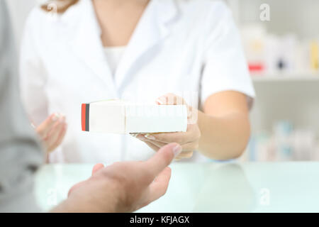 Nahaufnahme der Apotheker Hand geben ein Medikament mit einem Kunden Stockfoto