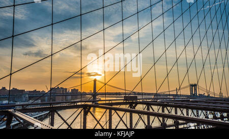 Brooklyn Bridge bei Sonnenaufgang, New York Stockfoto