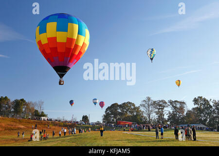 Carolina Balloon Festival, Statesville, North Carolina. Heißluftballons in Flag in Konkurrenz zu werfen. Stockfoto