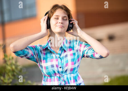 Junge schöne Mädchen Musik Player auf der Straße. Stockfoto