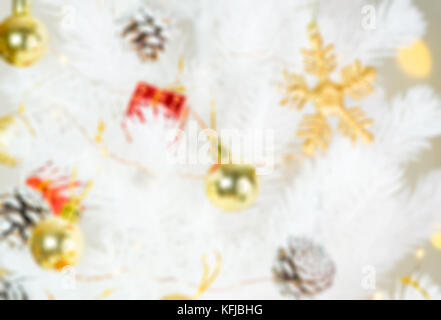 Blur Hintergrund Weihnachten Deko Objekt an den weißen Weihnachtsbaum, Weihnachtszeit Stockfoto