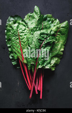Frischen Mangold die Blätter auf schwarzem Hintergrund. Tabelle Draufsicht frische organische Green Food Stockfoto
