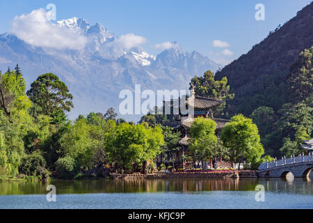 Der Pool des Schwarzen Drachens mit Jade Dragon Snow Mountain im Hintergrund - Shigu, Yunnan, China Stockfoto