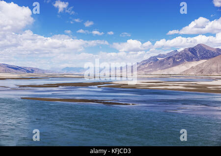 Brahmaputra Fluss- und Berglandschaft - Tibet Stockfoto