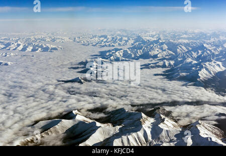 Himalaya unter Wolken. Blick aus dem Flugzeug - Tibet Stockfoto