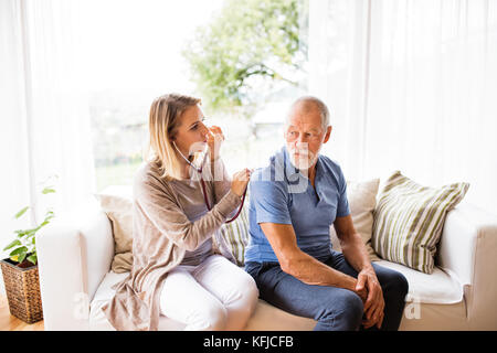 Gesundheit Besucher und ein älterer Mann im Hause besuchen. Stockfoto