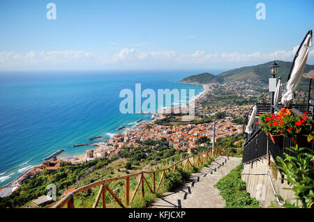 Amalfi, Cilento, Süditalien - Panoramablick über die Stadt, die Küste und das Mittelmeer. Stockfoto