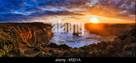 Orange Sonnenuntergang über dem Meer Horizont aus Loch Ard Lookout an der Great Ocean Road zwölf Apostel marine Park in Victoria, Australien. Stockfoto