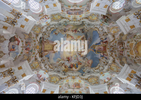 Vertikale Ansicht von der Decke in der Wieskirche mit feinen Fresken Stockfoto