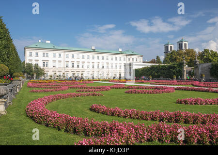 Editorial: Salzburg, Österreich, 24. September 2017 - Der mirabellgarten mit dem Palast. Dieses öffentliche Park hat viele Besucher das ganze Jahr über. Stockfoto