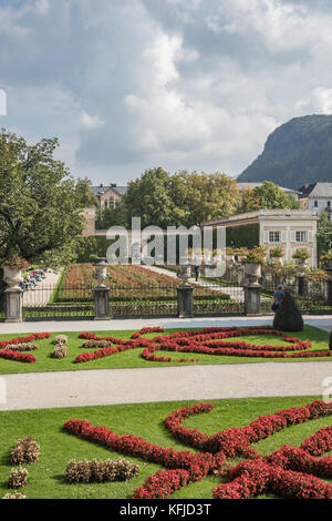 Editorial: SALZBURG, ÖSTERREICH, 24. September 2017 - Menschen genießen den Mirabellgarten. Dieser öffentliche Park hat das ganze Jahr über viele Besucher. Stockfoto