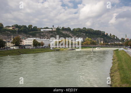 Editorial: Salzburg, Österreich, 24. September 2017 - Die makartsteg mit dem monchsberg. und die Salzach. Stockfoto